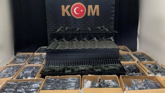 Hakkaride 2 bin 245 tabanca gövdesi ele geçirildi