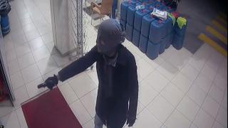 Tişörtünden yaptığı kar maskesiyle hırsızlık yaptı