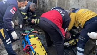 Yangına müdahale eden itfaiye eri çatıdan düşerek yaralandı