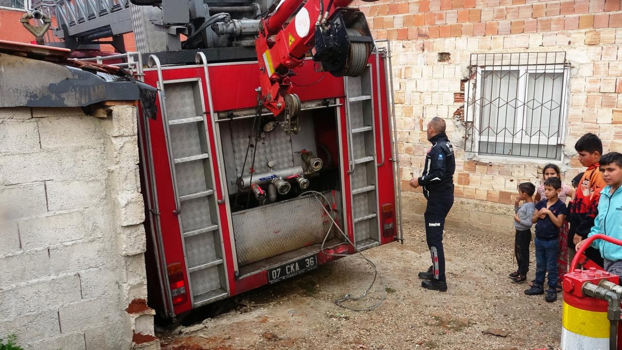 İtfaiye aracı yangına giderken foseptiğe düştü