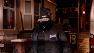 İngiltere Başbakanı Johnson polis kıyafetiyle uyuşturucu operasyonuna katıldı