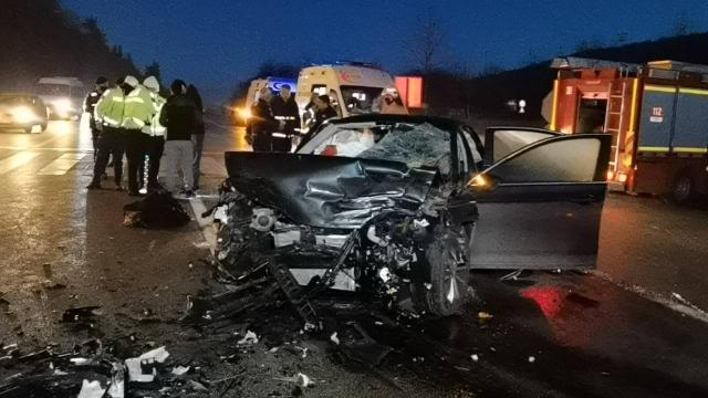 Bursada otomobil kamyona çarptı: 1i ağır 7 yaralı