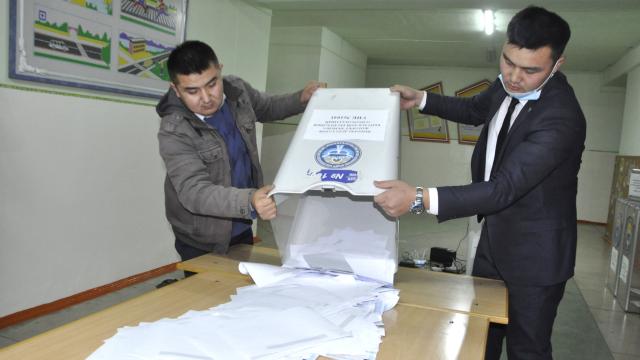 Kırgızistanda oyların elle sayımı tamamlandı