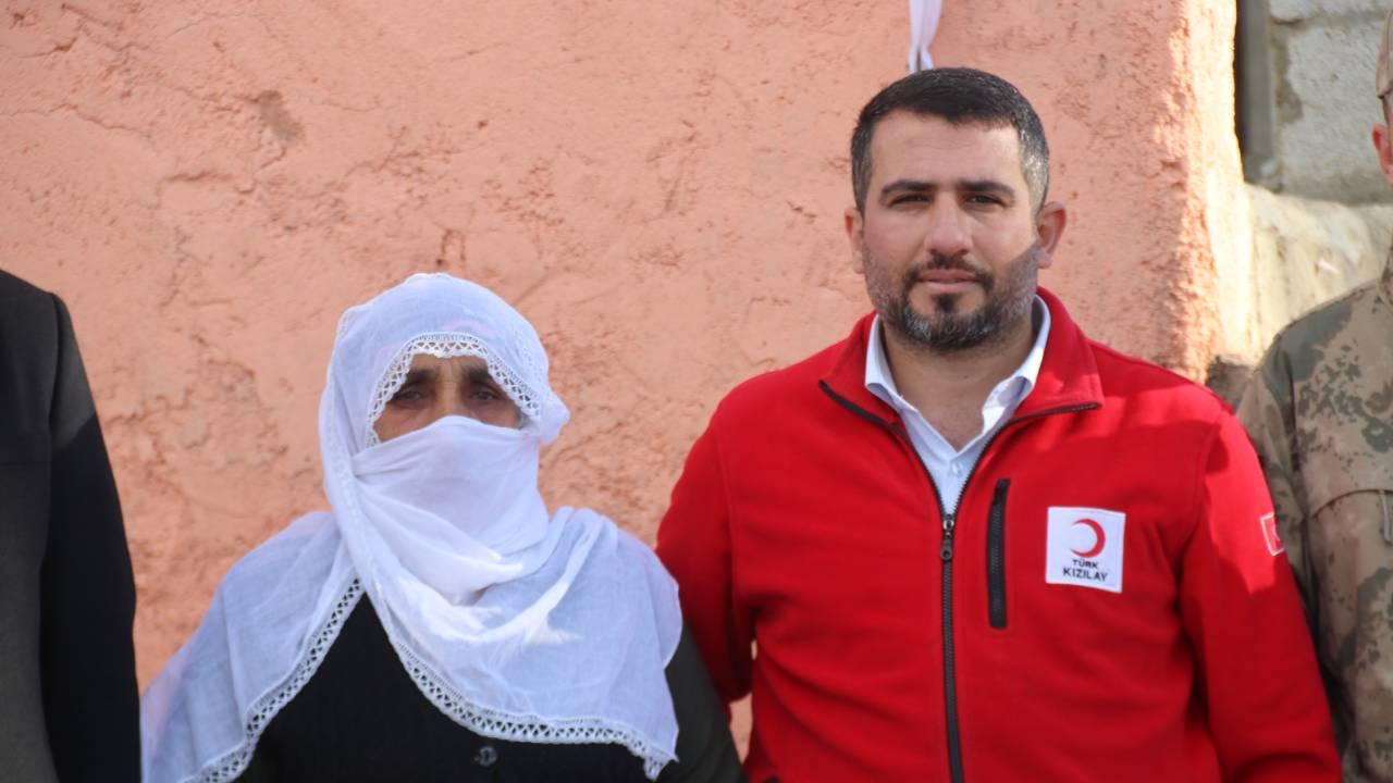 Harabe evde yaşayan yaşlı kadına Kaymakamlık ve Kızılay sahip çıktı