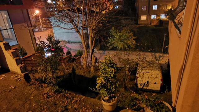 Kocaelide hafif ticari araç bir evin duvarını yıkarak bahçeye düştü