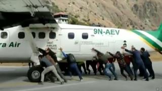 Lastiği patlayan uçağı yolcular itti