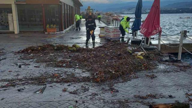 Lodosun ardından sahillerden 100 kamyon atık toplandı