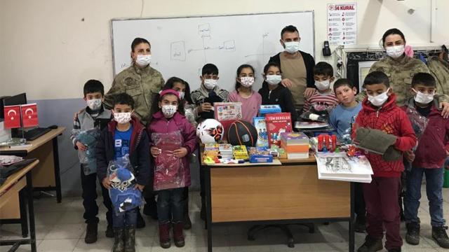 Mehmetçik köy çocuklarını hediyelerle sevindirdi