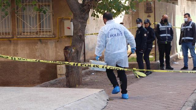 Oğlunu öldürdü, eşi ve kızını yaraladı