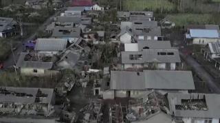 Semeru Yanardağı ardında gri bir alan bıraktı