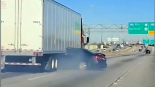 Otomobil tırın altında metrelerce sürüklendi