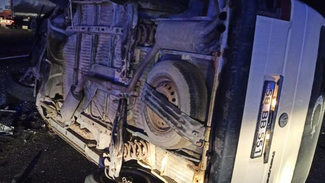 Yozgatta minibüs ile otomobil çarpıştı: 2 kişi öldü 9 kişi yaralandı