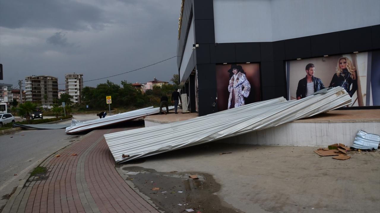 Bir mağazanın çatısı yola uçtu