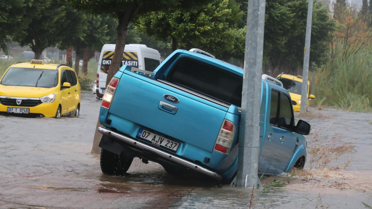 Yollar dere yatağına döndü, araçlar mahsur kaldı