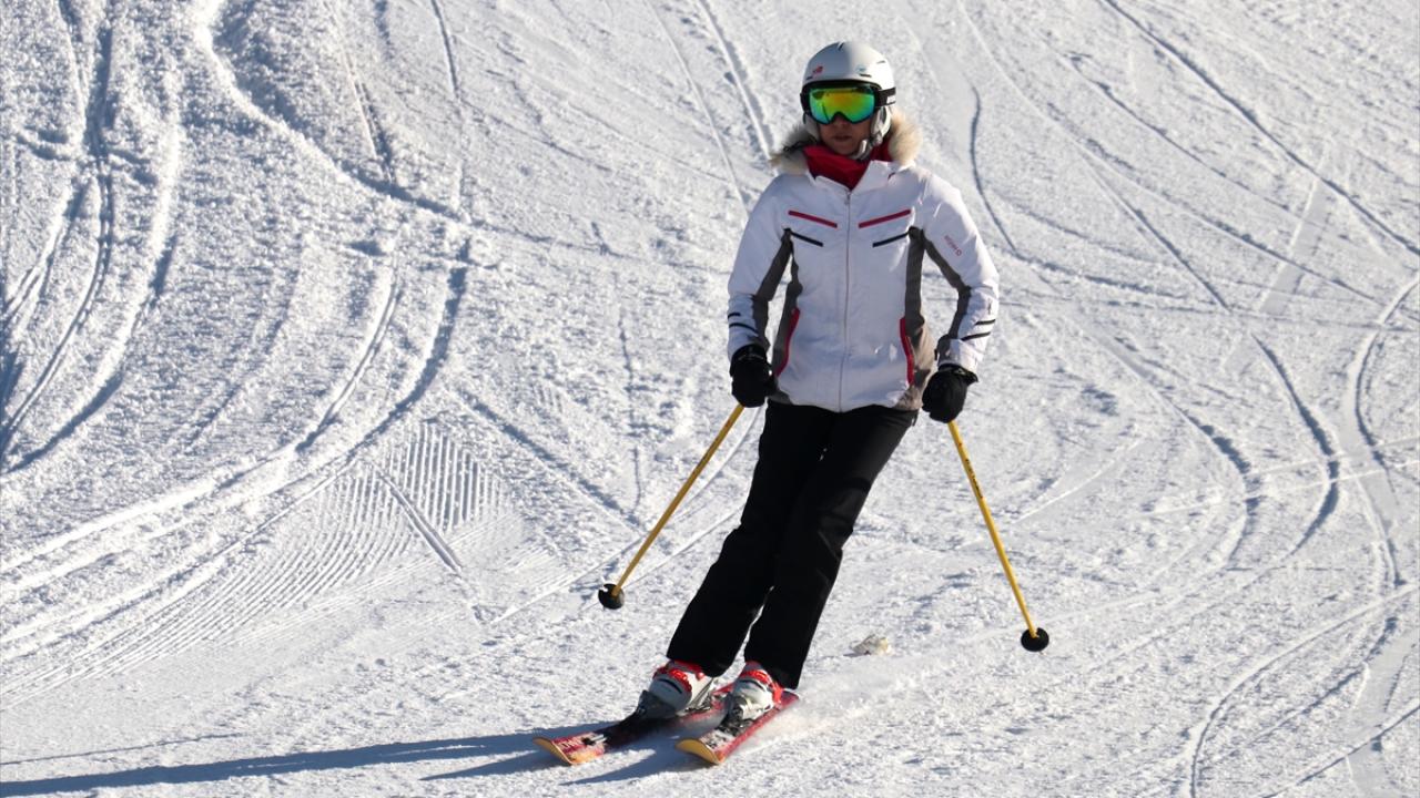 Tatilciler güneşli havada kayağın keyfini çıkarıyor