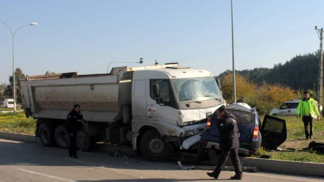 Adanada kamyon ile cip çarpıştı: 2 ölü
