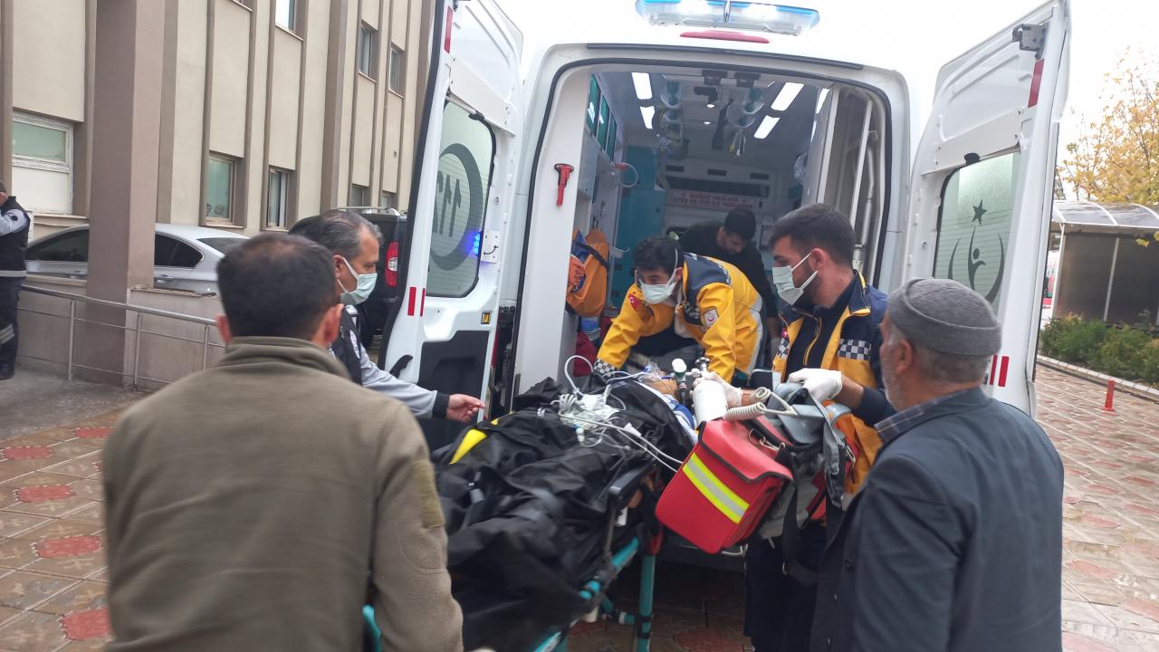 Kayalıklardan düştü, kendi tüfeğiyle yaralandı