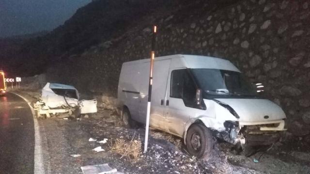 Adıyamanda minibüs ile otomobil çarpıştı: 4 yaralı