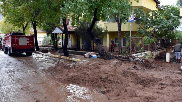 Marmaris sokakları 200 kamyon balçıktan temizlendi