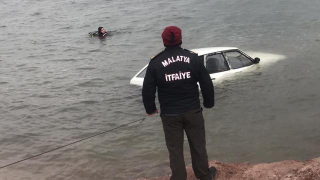 Malatyada otomobil baraj gölüne düştü