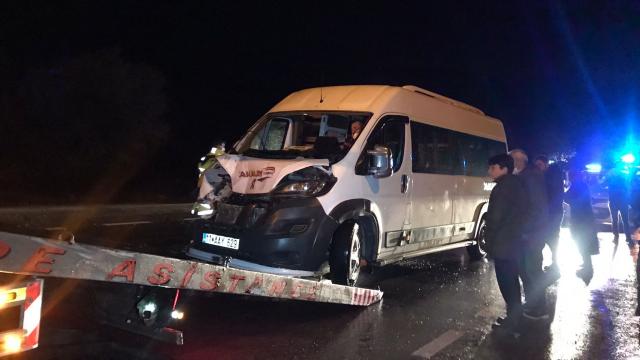Bilecikte fabrika servisi ile tır çarpıştı: 8 yaralı
