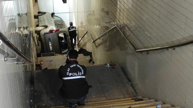 Bursada araç metro istasyonuna girdi