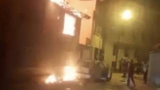 Yanan evin önündeki otomobil son anda kurtarıldı