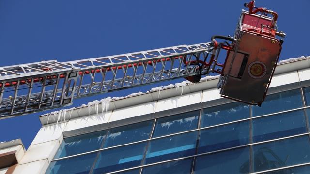 Ardahanda ekiplerin "buz sarkıtı" mesaisi