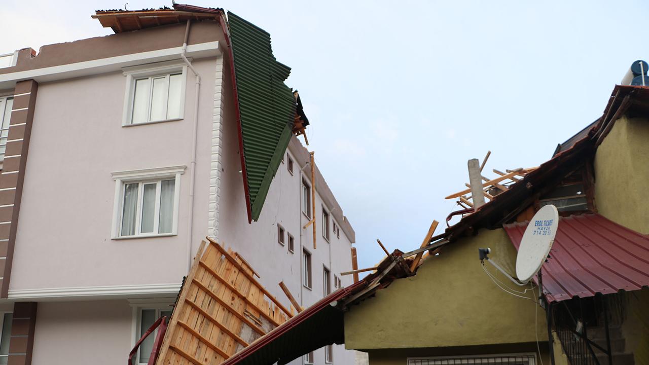 Fırtına çatıları uçurdu, ağaçları devirdi, elektrik tellerini kopardı
