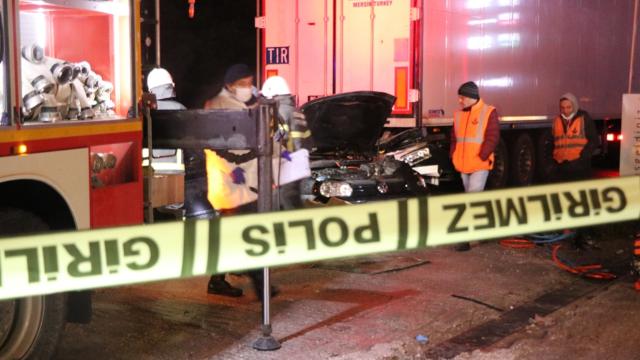Edirnede otomobil tıra çarptı: 2 ölü