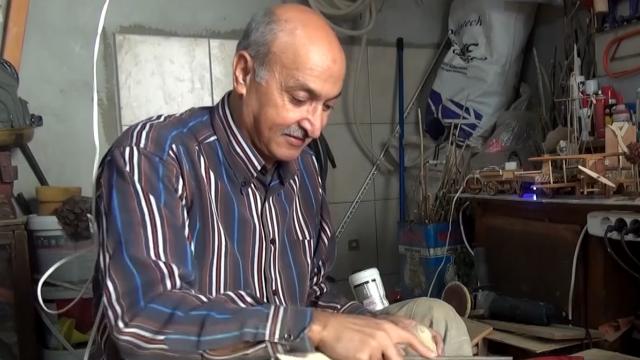 Geri dönüşümden oyuncak yapıp çocukları sevindiriyor
