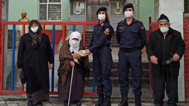 88 yaşındaki Halime Nine Mehmetçike çorap ördü