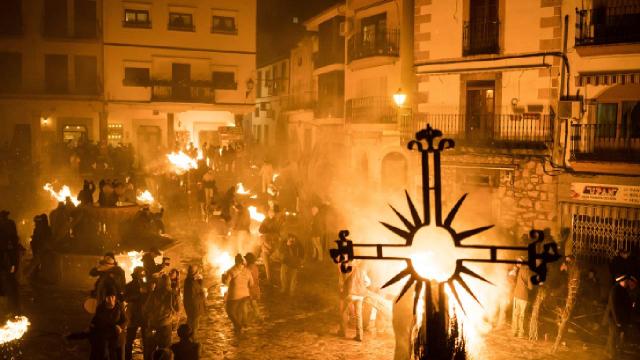 İspanyadaki Los Escobazos Festivalinde dev süpürgeler ateşe verildi