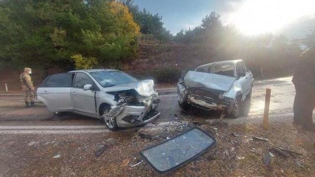 2 otomobil çarpıştı: 1 ölü, 2 yaralı