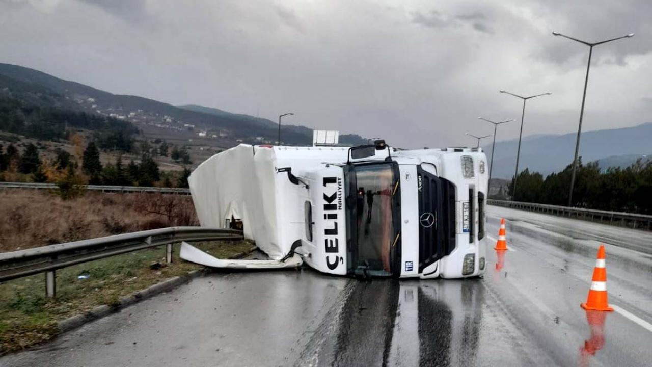 Osmaniye'de kaygan yolda kontrolden çıkan tır devrildi