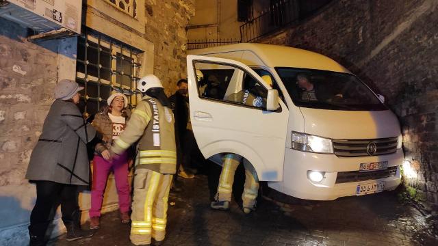 Dar sokakta sıkışan minibüsteki aileyi itfaiye kurtardı