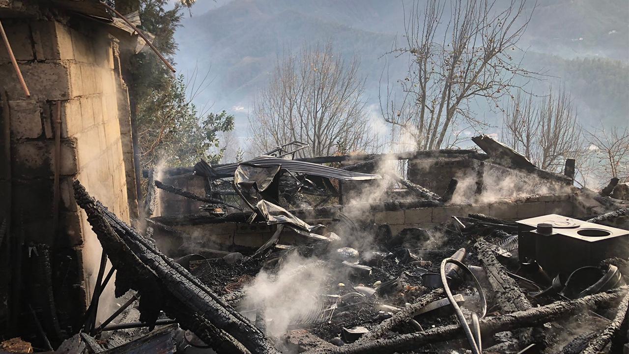 Orman yangınında alevlerin sıçradığı 2 ev küle döndü