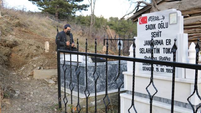 Mezarını beklediği şehit oğlunun yanına defnedildi