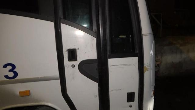 Servis minibüsüne giren hırsızı soda içerken yakaladılar