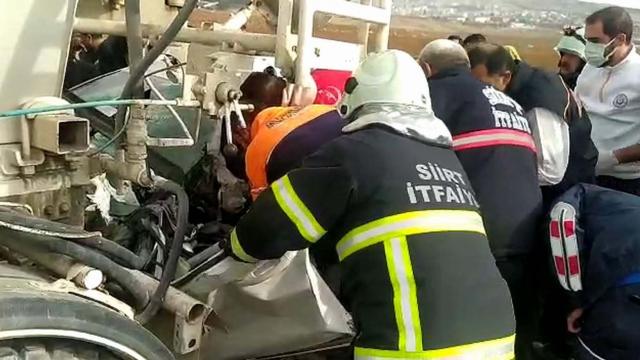 Siirtte otomobil ile beton mikseri çarpıştı