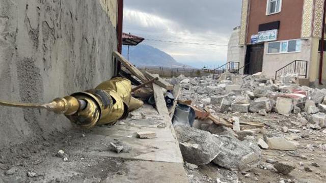 Kuvvetli rüzgar cami minaresini yıktı