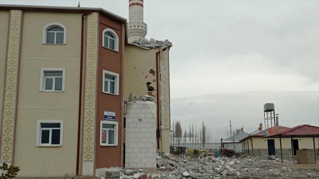 Sivasta cami minaresi fırtınada yıkıldı