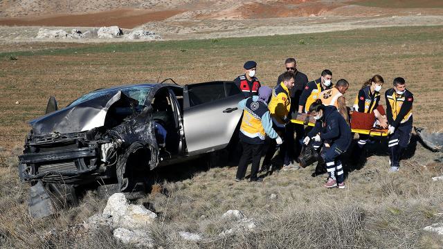 Otomobil şarampole yuvarlandı: 3ü ağır 4 yaralı