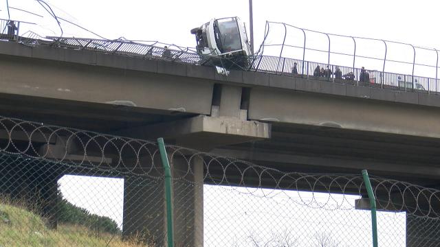 Bariyerlere çarpıp devrilen midibüs viyadükte asılı kaldı: 6 yaralı