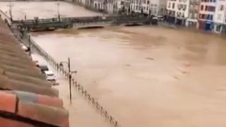 Fransa'da sel: 700 kişi elektriksiz kaldı