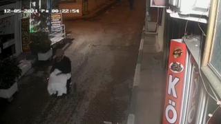Çaldığı tekerlekli sandalyeye binerek kaçtı