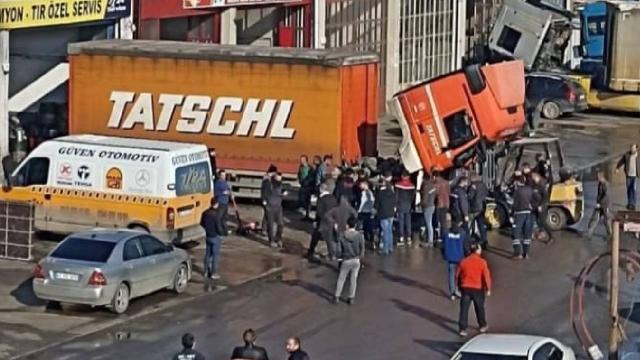 Tamir ettiği tırın altında kalan kişi hayatını kaybetti