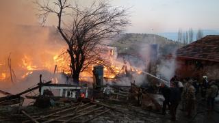 Kastamonu’da köy yangını: 3 ev kullanılamaz hale geldi