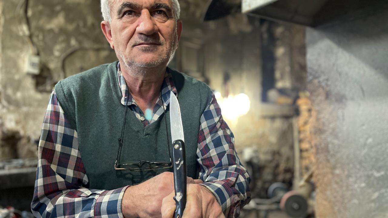 Dövme çelikten yaptığı bıçağın kesiminin çok daha iyi olduğunu anlatan İzmir, şöyle konuştu: