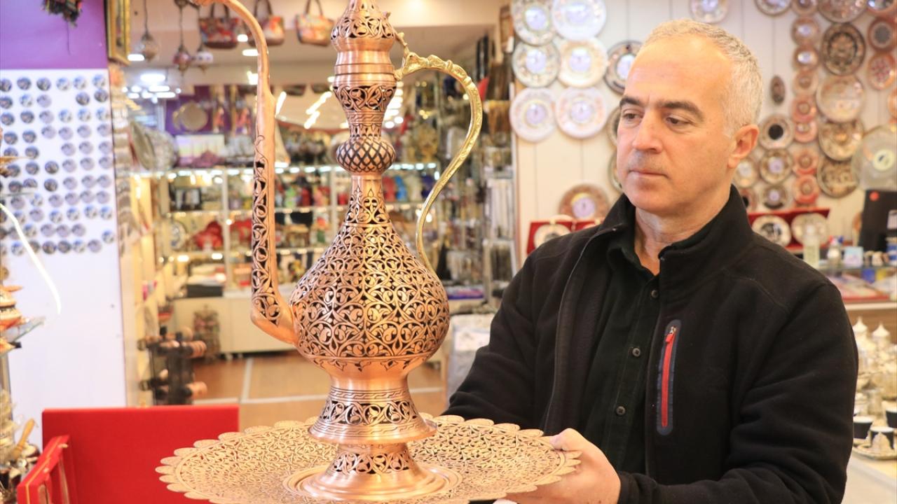Hünerli ellerde işlenen bakırlar evleri süslüyor